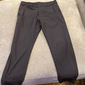 Men’s Lululemon Size 32 slim fit Commission pants in Black